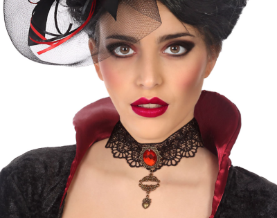 Gola preta de renda com pendente e colarinho vermelho em mulher com chapéu preto