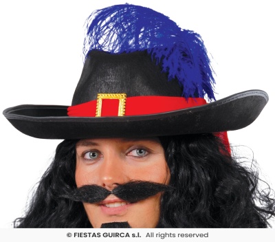 Chapéu renascentista preto com faixa vermelha, fivela dourada e penas azuis