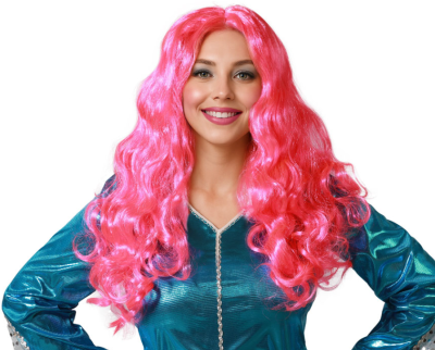 Mulher sorridente com peruca sintética ondulada rosa e blusa azul metálica