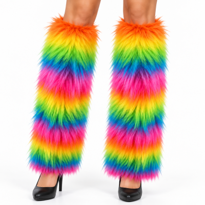 polainas peludas coloridas com padrão de arco-íris e sapatos pretos
