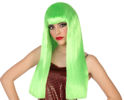 Peruca sintética verde claro liso em modelo feminino com vestido preto e vermelho