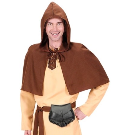 Homem com capa castanha com capuz e bolsa preta na cintura