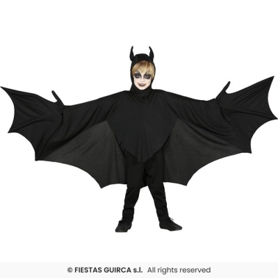 Criança com fato de morcego preto e asas abertas
