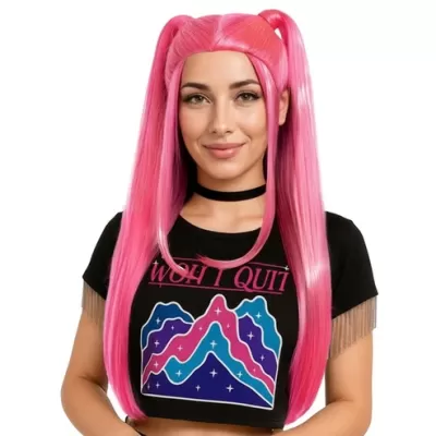 Mulher com cabelo rosa em dois rabos de cavalo, t-shirt preta com estampa colorida WONT QUIT