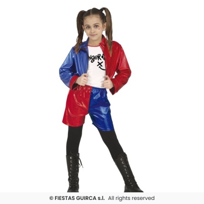 Menina com casaco bicolor vermelho e azul, calções iguais, t-shirt branca com texto, collants e botas pretas