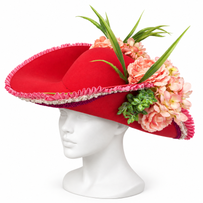 Chapéu vermelho com flores e adornos verdes sobre cabeça de manequim branca