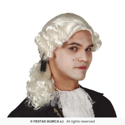 Homem com peruca branca encaracolada estilo antigo e fantasia preta com colarinho de renda branca
