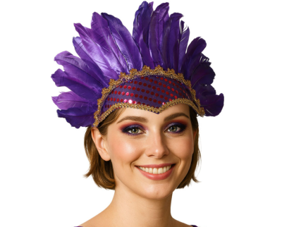 Diadema com penas roxas e lantejoulas vermelhas em fundo branco