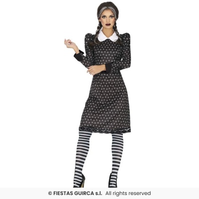 Modelo com vestido preto de padrão branco e meias riscas pretas e brancas em fundo branco.
