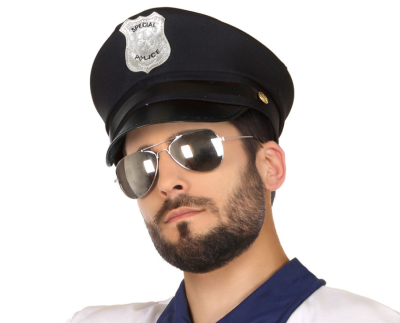 Homem com boné de polícia e óculos de sol
