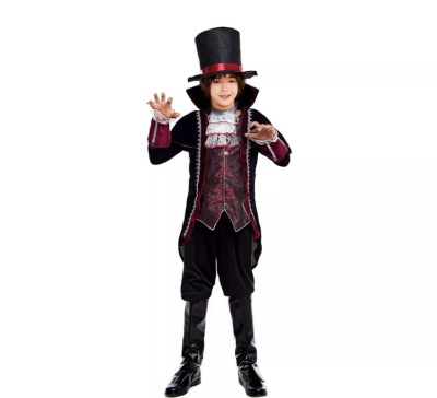 Fato infantil de vampiro com casaca preta e vermelha, camisa branca rendada, calças e botas pretas, e cartola preta com fita vermelha.