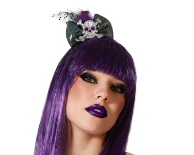Mulher com cabelo e maquilhagem roxa e acessório de cabelo com crânio