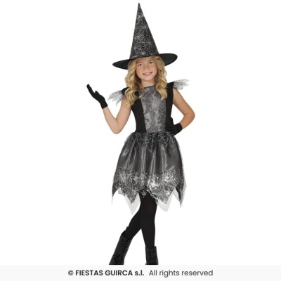 Menina vestida de bruxa com vestido e chapéu com padrão de teia de aranha