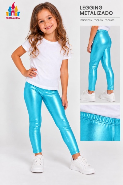 Rapazinha a usar legging azul metalizada e t-shirt branca