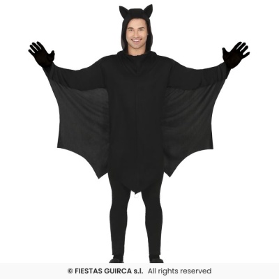 Homem a usar fato preto de morcego com asas e capuz