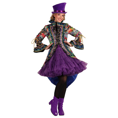 Mulher com fato de carnaval colorido e chapéu roxo