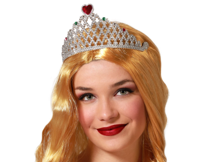 Diadema prateada com pedras e coração vermelho usada por mulher loira