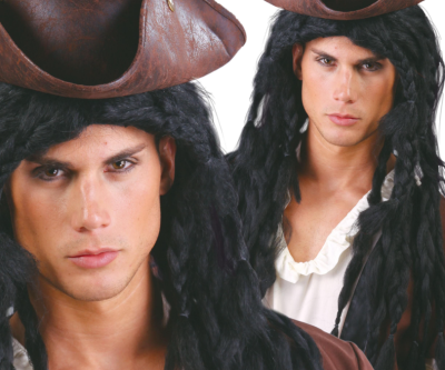 Homens com perucas pretas e chapéus de pirata castanhos