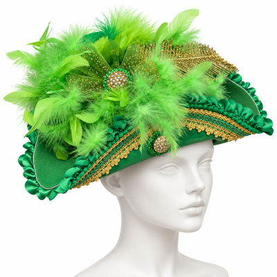 Chapéu verde com penas e decoração dourada numa cabeça de manequim