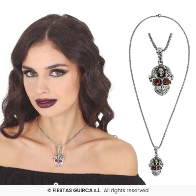 Colar com pendente de caveira metálica com olhos vermelhos em modelo e isolado no fundo branco