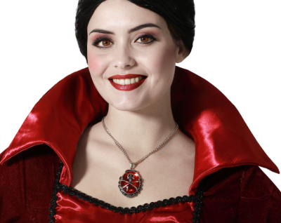 Colar oval vermelho com caveira em prata e capa vermelha brilhante.