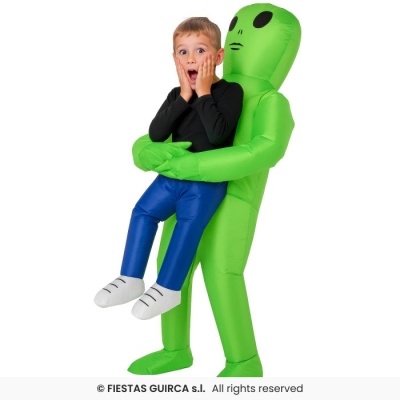 Fantasia insuflável de alienígena verde a segurar uma criança com roupa preta e azul