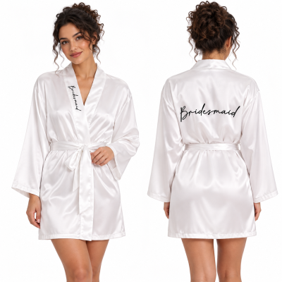 Robe curto feminino de cetim branco com palavras Bridesmaid bordadas a preto.
