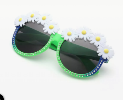 Óculos de sol com flores margaridas na armação e lentes escuras
