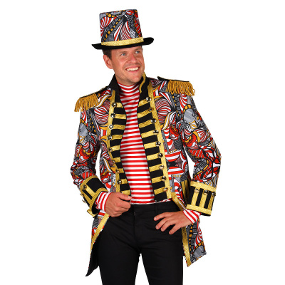Homem com casaco de fantasia colorido com franjas douradas e chapéu alto combinando