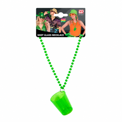 Colar verde com copo de shot pendurado e embalagem com pessoas vestidas a verde