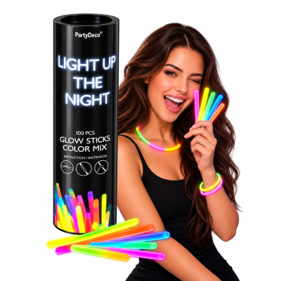 Bastões luminosos coloridos em tubo preto e modelo feminina com acessórios coloridos luminosos