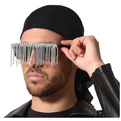 Óculos de sol com correntes metálicas prateadas penduradas na frente usados por homem com lenço preto.