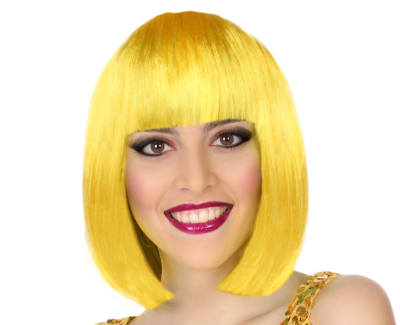 Mulher a usar peruca amarela lisa com franja e vestido dourado
