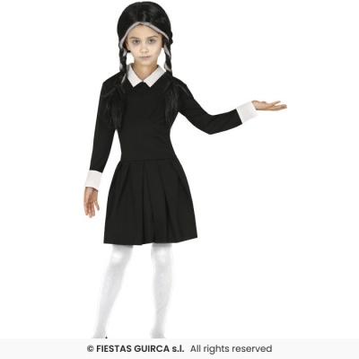 Criança vestida com fantasia preta e branca, cabelo com tranças.