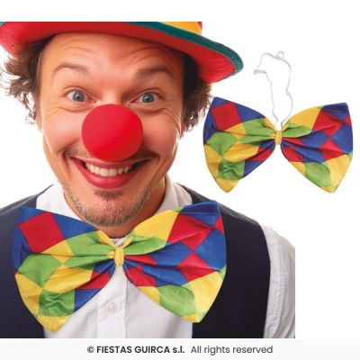 Gravata borboleta colorida em padrão de losangos com elástico branco usada por homem com nariz de palhaço vermelho