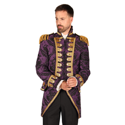 Casaco masculino militar roxo com detalhes dourados e calças pretas, fundo branco.