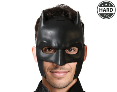 Máscara preta estilo Batman de PVC duro usada por homem