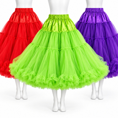 três saias rodadas em tule coloridas em manequins