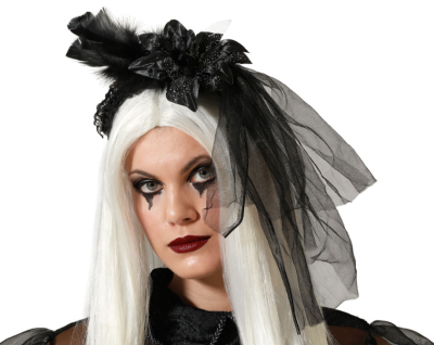 Acessório de cabelo preto com penas e tule em cabelo branco
