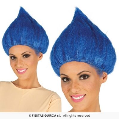 Mulher usando chapéu azul cónico com textura trançada