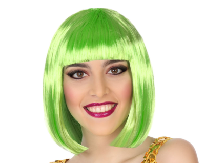 Modelo a usar peruca sintética verde claro de cabelo liso e curto