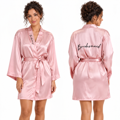 Robe cetim rosa claro curto com texto Bridesmaid preto