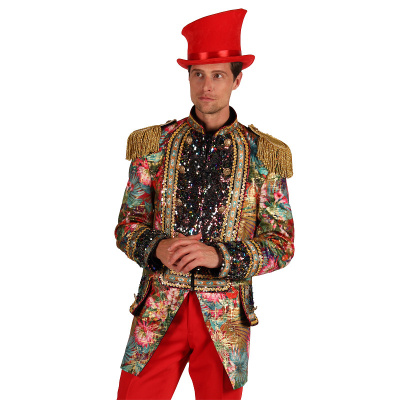 Homem com casaco colorido floral com lantejoulas e franjas douradas, calças e cartola vermelha