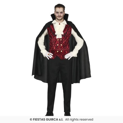 Homem vestido de vampiro com capa preta, colete vermelho ornamental, camisa branca com babados e calças pretas