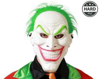 Máscara branca com cabelo verde e sorriso largo pintado de vermelho