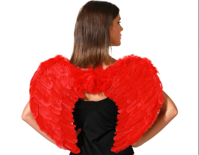 Asas vermelhas de penas usadas nas costas de uma mulher com vestido preto.