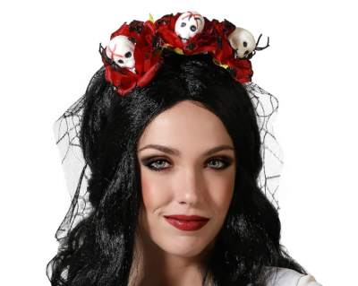 Acessório de cabelo com flores vermelhas, crânios brancos e véu preto