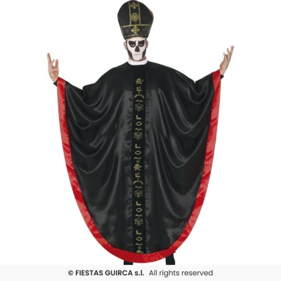 Fantasia masculina com manto preto e vermelho e capelo preto decorado