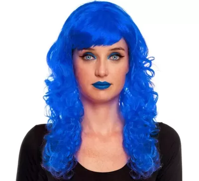 Mulher com peruca azul cacheada e maquilhagem azul intensa