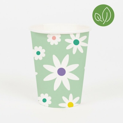 Copo descartável de papel com padrão de flores coloridas e ícone verde de folhas